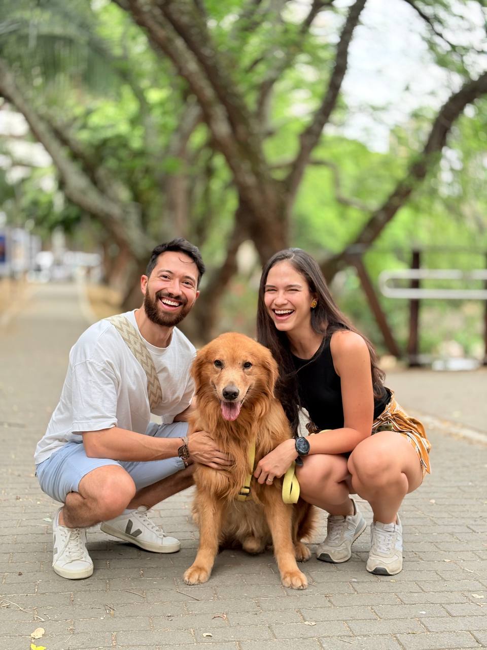 Andrés con su esposa y su perro en el parque